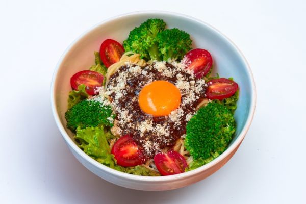 香味野菜の月見ミートソースサラスパ